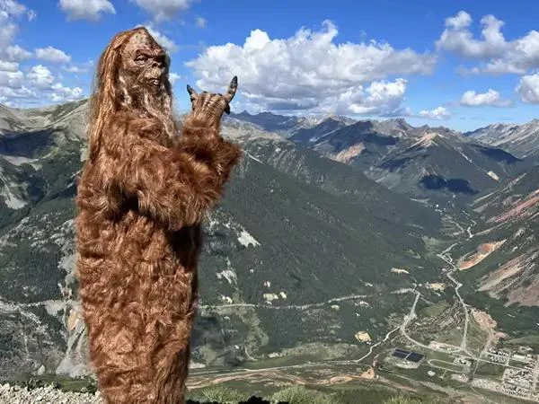 Панические атаки вместо улыбок: 16 жутковатых ростовых кукол