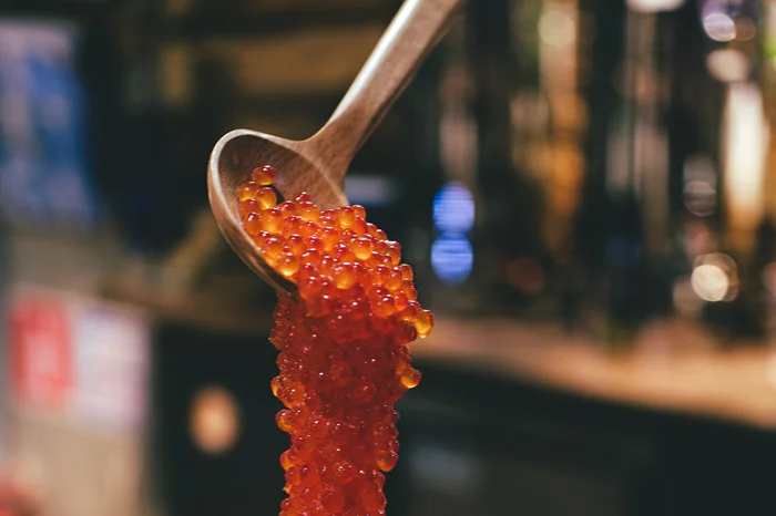 Эксклюзивная черная икра: почему её стоимость в 8 раз превышает красную?