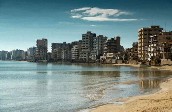 Мрачные картины Вароши: 14 антиутопических фотографий забытого города