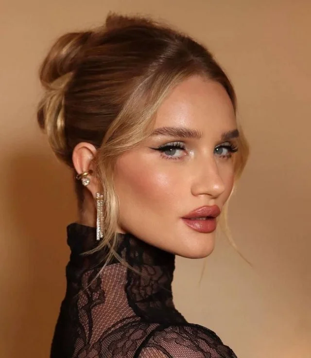 Фото Роузи Хантингтон-Уайтли с прыщами и естественной кожей