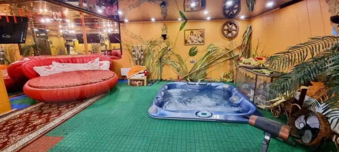 Эксцентричные интерьеры: странные декорации в стиле 'Как у лучших домов Парижа'