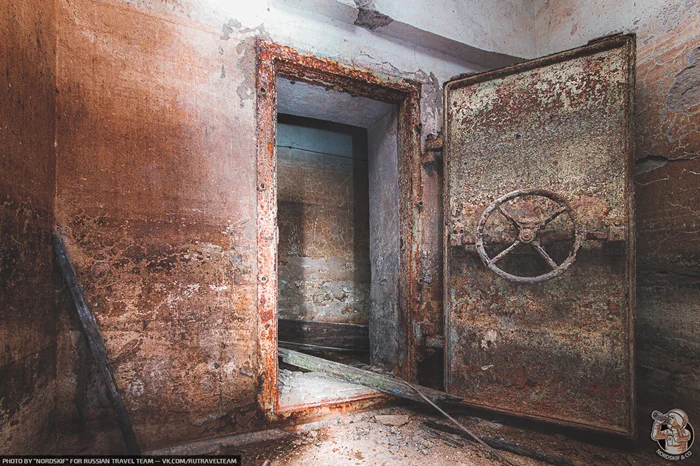 Гермодверь загадок: Что скрывается за дверью заброшенного убежища, затопленного водой?