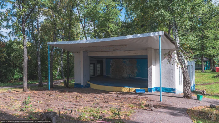 Забытое во времени: фотографическое путешествие по заброшенному пионерскому лагерю с пыльной библиотекой