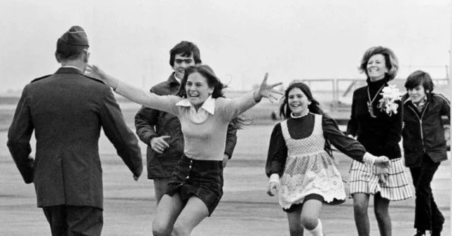 Тайны известной фотографии: разбираемся, что необычного в «взрыве радости» при встрече с освобожденным офицером