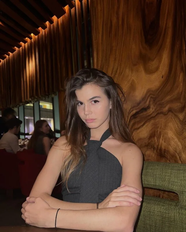 15 летняя девочка. отчим beau-pere. отчим франция 1981. мама ушла в магазин дочка с отчимом. отчим занимается дочь.