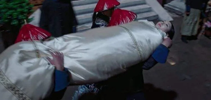 Тайны императорского дворца: почему наложницы китайского императора приносились завёрнутыми в одеяло