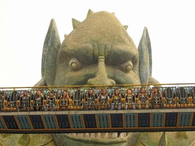 Китайская версия "Диснейленда": место, которое немного пугает