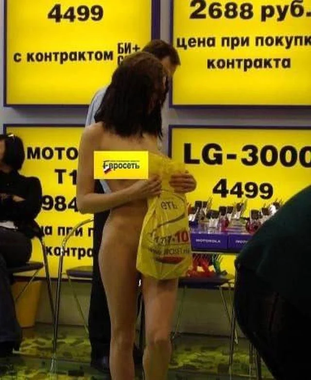 Эпоха безжалостного маркетинга: интернет вспоминает, как Евросеть раздавала Motorola C350 голым клиентам