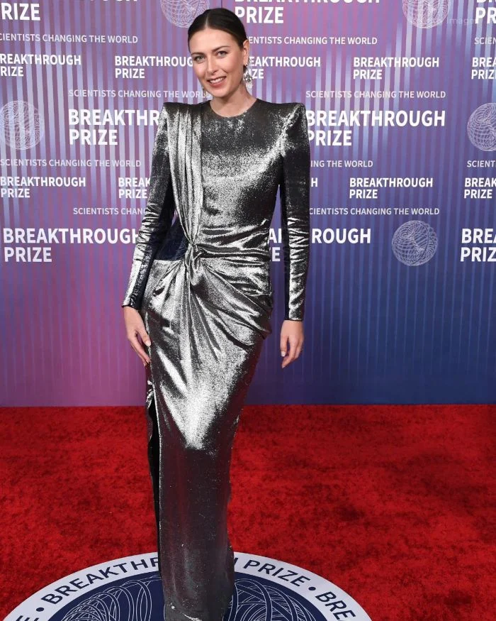 Звезды на премии 'Прорыв' в шокирующих нарядах, от Шараповой как инопланетянки до Маска в старых туфлях