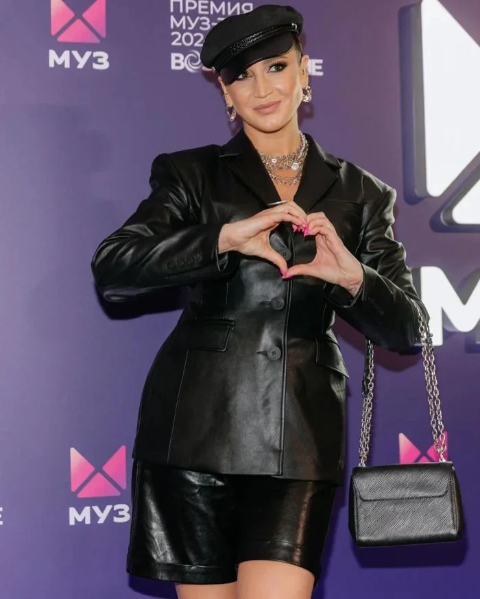 Гламур и стиль: Серябкина и Бузова в ярких образах на красной дорожке