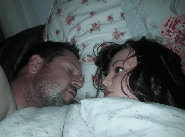 Неожиданная находка: резиновая женщина у сына