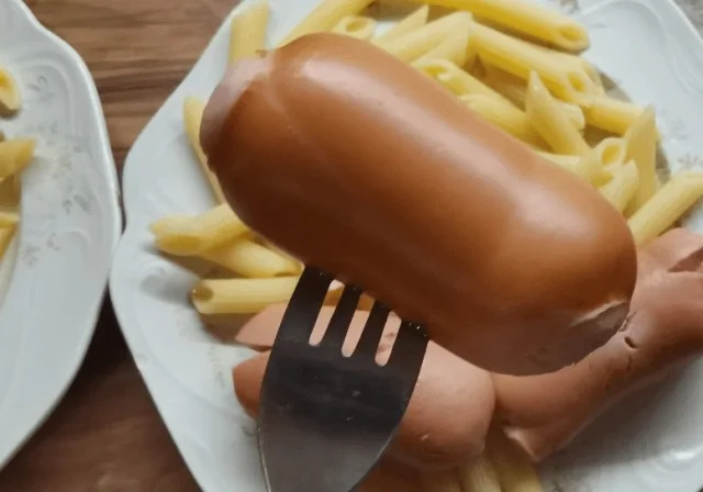 Как убрать шкуру с сардельки в натуральной оболочке