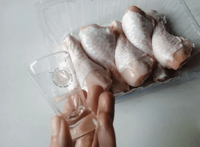 Зачем ставят стакан или хрустальную рюмку при варке мяса