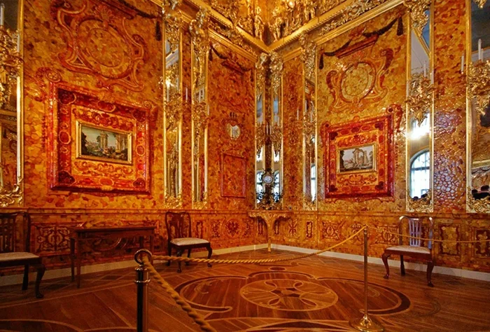 Тайны Янтарной комнаты: что известно о судьбе исчезнувшего шедевра