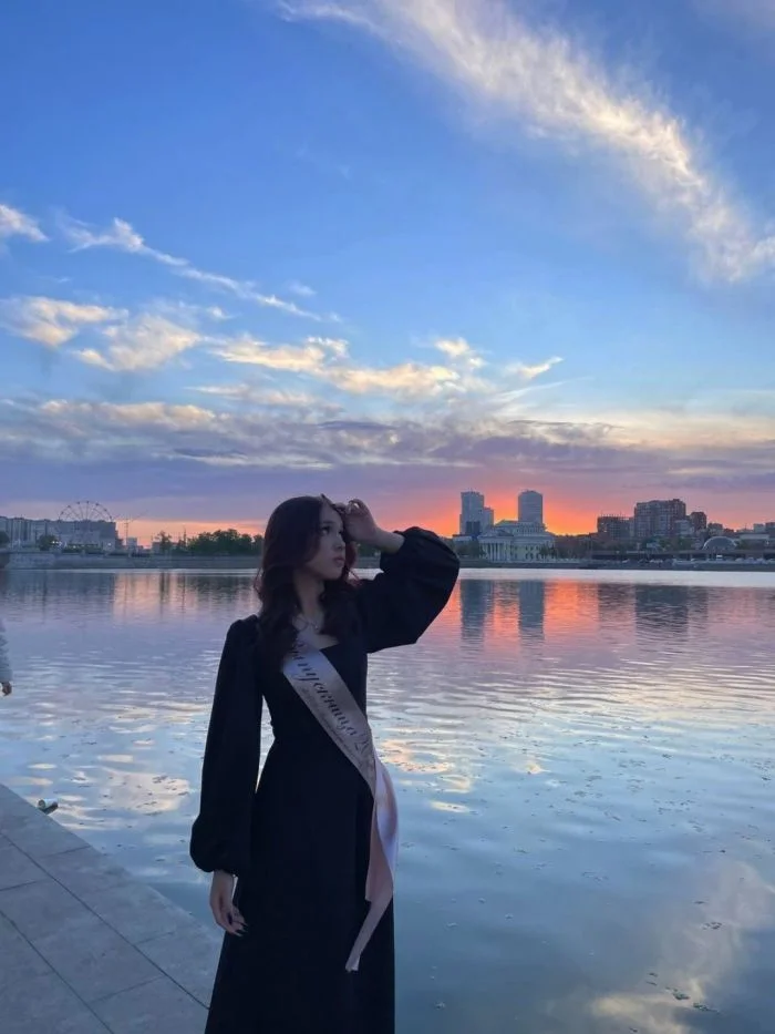 Последний звонок 2024: выпускницы в бантиках и фартучках