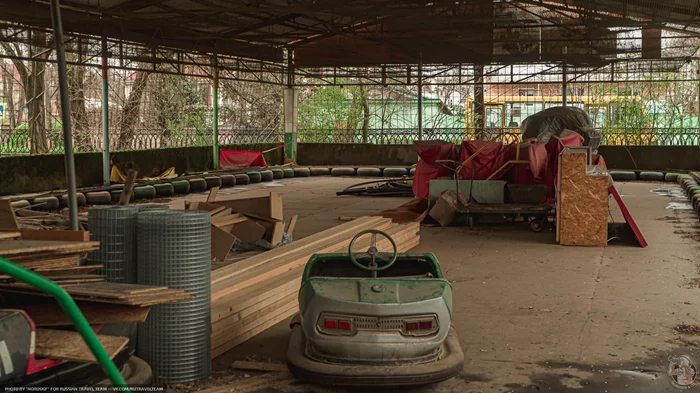 Остатки парка времен СССР в Евпатории, частично заброшенные