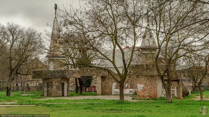 Остатки парка времен СССР в Евпатории, частично заброшенные