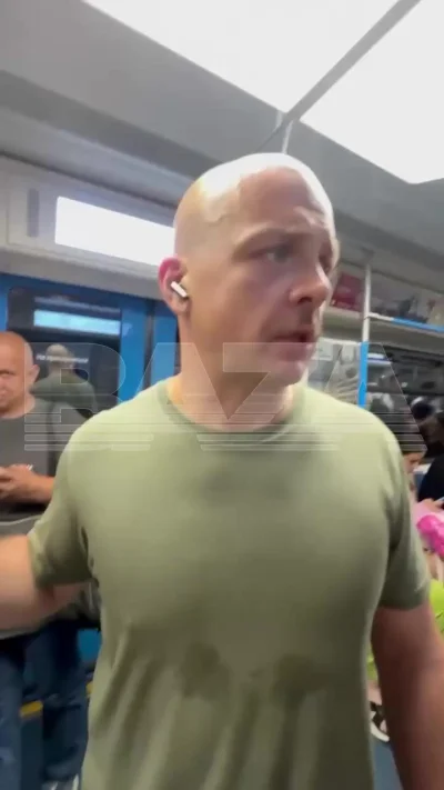 Лысый мужчина на станции Сокольники: «Это надо заснять»