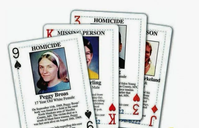 Почему в американских тюрьмах заключенным выдают карты с изображениями реальных людей?