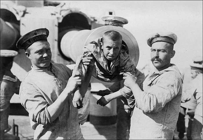 Что стоит за фото с женщиной в стволе пушки?