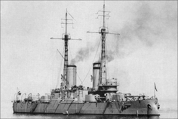 Что стоит за фото с женщиной в стволе пушки?