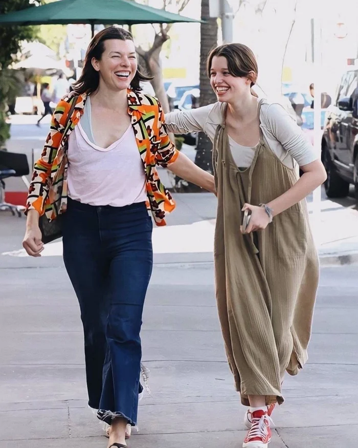 Милла Йовович и её дочь Эвер Андерсон: их реакция на папарацци