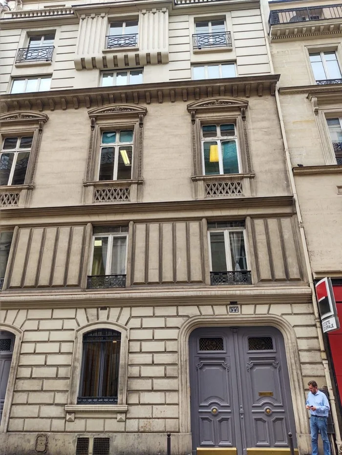 Безопасный секс на фоне войны и парижской жизни