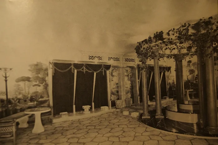 Безопасный секс на фоне войны и парижской жизни