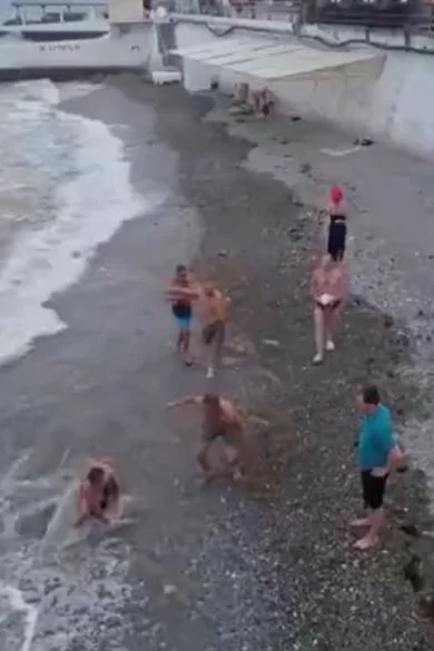 Отдыхающие в Крыму избили спасателя из-за запрета купаться в шторм