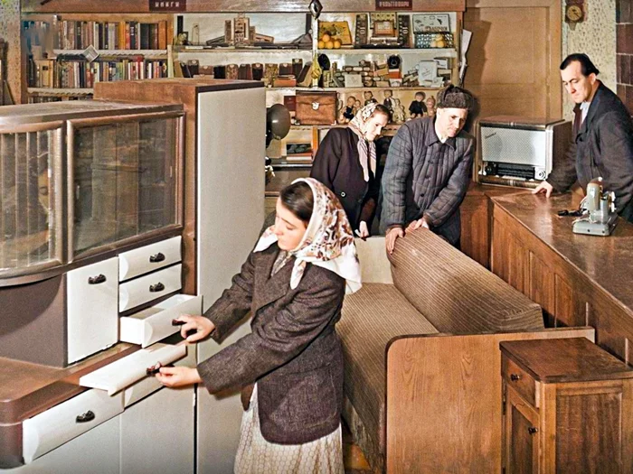 Магазины СССР: 20 раскрашенных фото, которые покажут, что дефицит не всегда был нормой