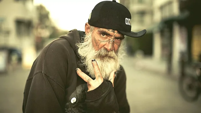 Исследование: возрастные изменения происходят в два пика — в 44 и 60 лет