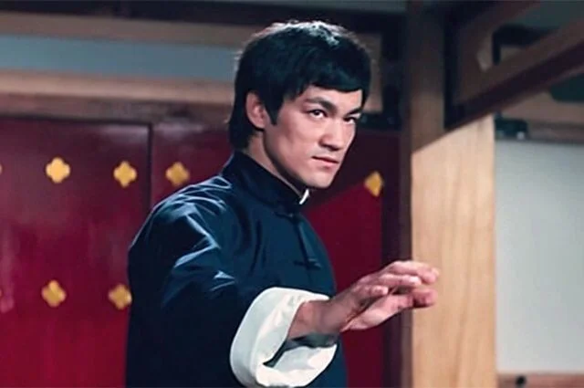 Развенчание мифа об 'ударе отложенной смерти': Истинная причина смерти Брюса Ли по мнению медиков