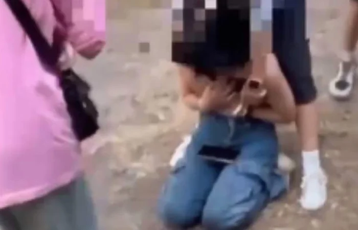 В Таганроге школьницы избили подругу, сняли с неё одежду и опубликовали видео в Сети