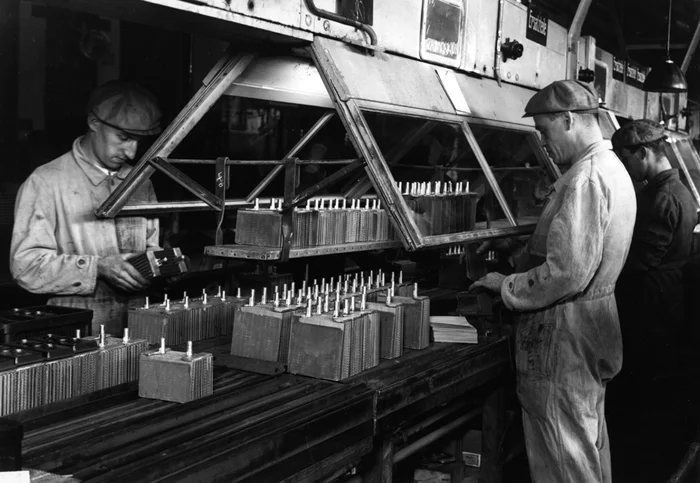 Тайны автомобильных аккумуляторов: от стабильного напряжения до загадочной массы