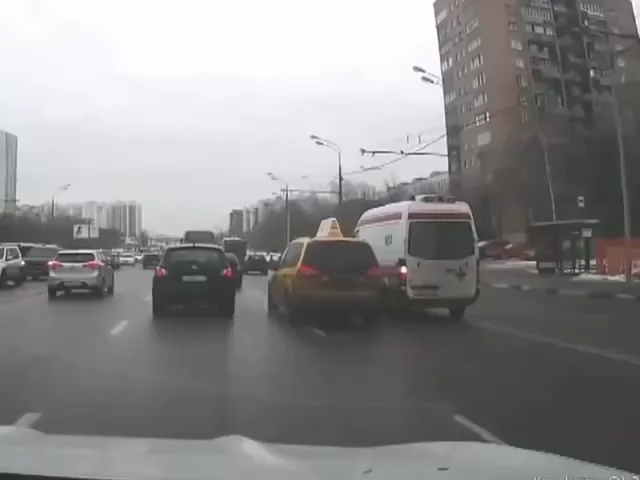 Инцидент на дороге: таксист подрезал скорую помощь