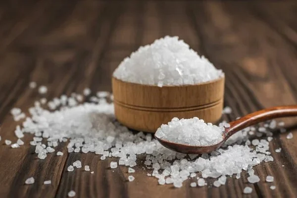 Как соль предотвращает порчу продуктов и почему она считается консервантом?