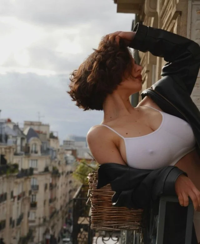 Молодые и красивые девушки