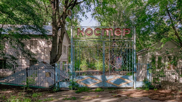 Исследуем заброшенный пионерлагерь Костёр: атмосфера позднего СССР в деталях