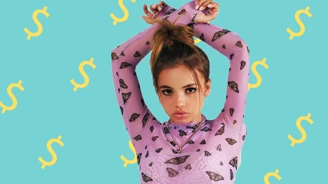 От девочки до красавицы: Валя Карнавал демонстрирует яркие образы на отдыхе