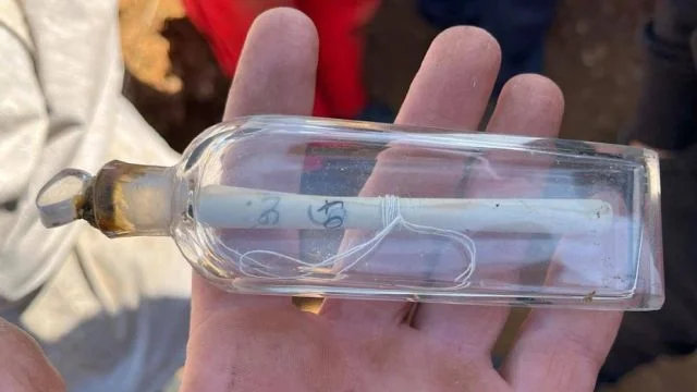 Студенты-археологи из Франции нашли старинное послание в бутылке