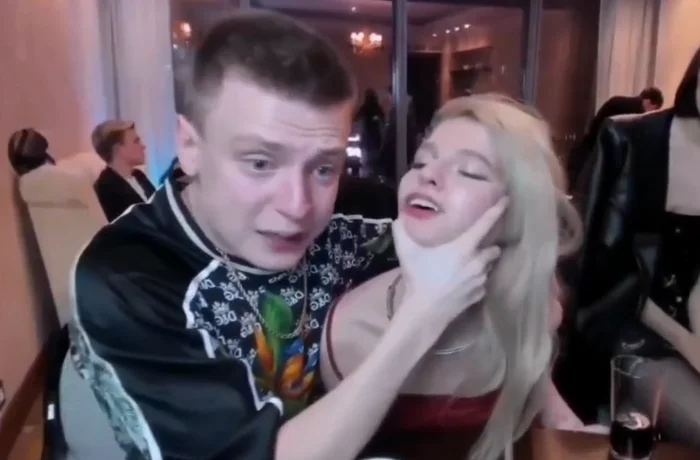 Популярный блогер избил девушку головой об стол