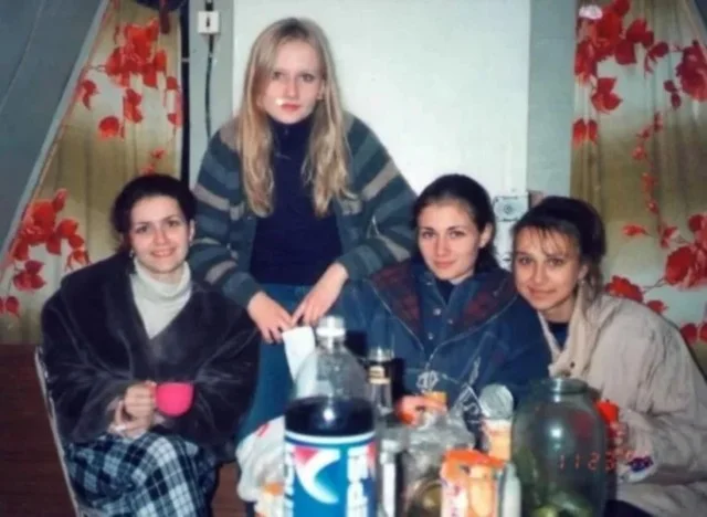 Девчата из 90-х и 00-х