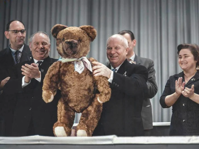 20 раскрашенных фотографий известных личностей ХХ века из СССР и мира