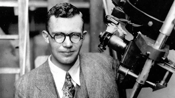 Как и почему Плутон из планеты превратился в карликовую