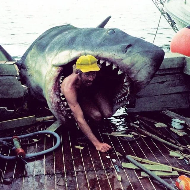 Редкие фото со съёмок «Челюстей» под руководством Спилберга