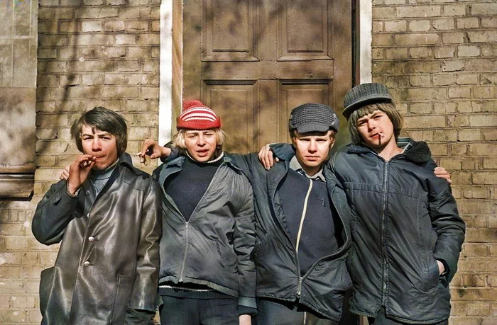 20 потрясающих раскрашенных фотографий, передающих простоту эпохи СССР