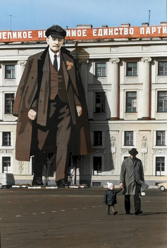 20 потрясающих раскрашенных фотографий, передающих простоту эпохи СССР