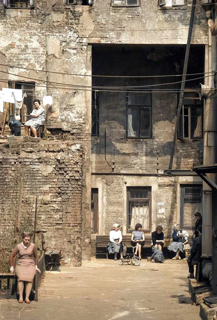 20 раскрашенных фото, показывающих жизнь Москвы в 60-е годы