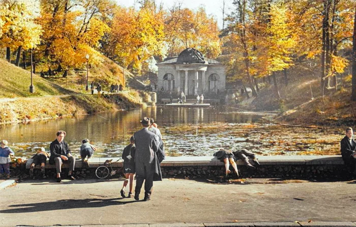 20 раскрашенных фото, показывающих жизнь Москвы в 60-е годы