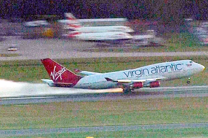 Аварийная посадка Boeing 747 из-за перевернутой детали